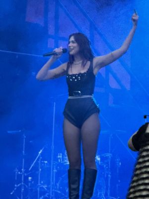 © twitter.com/honeybeenga
